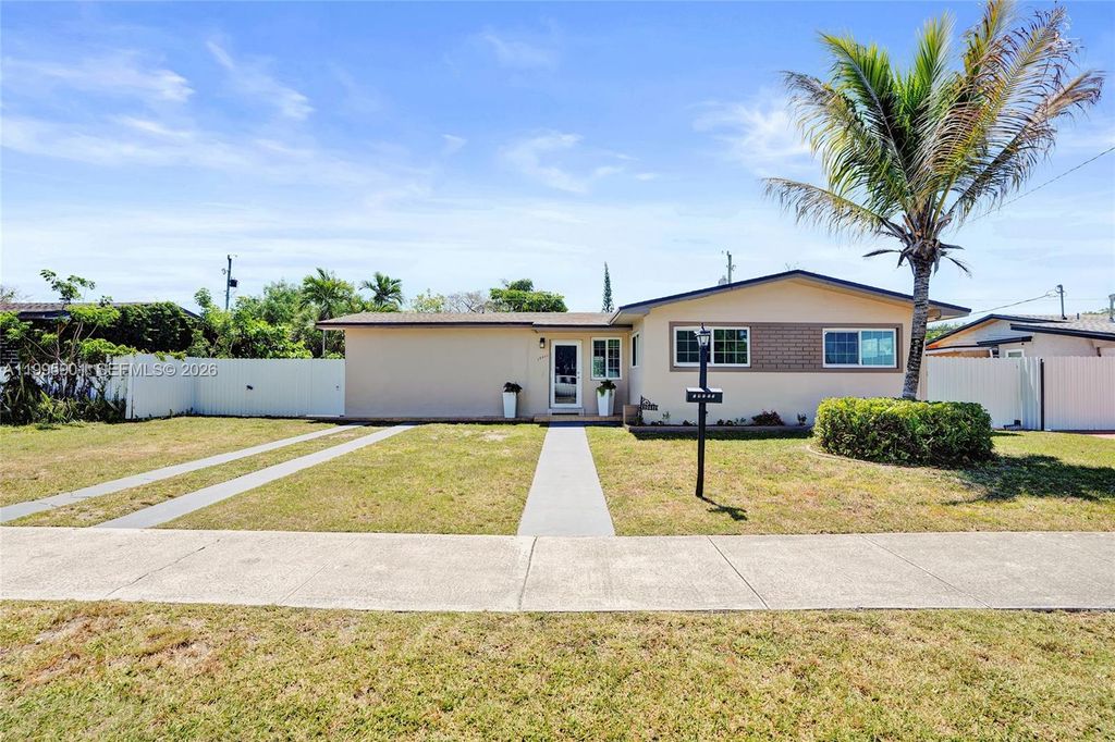 19411 Gulfstream Rd, Cutler Bay, FL 33157