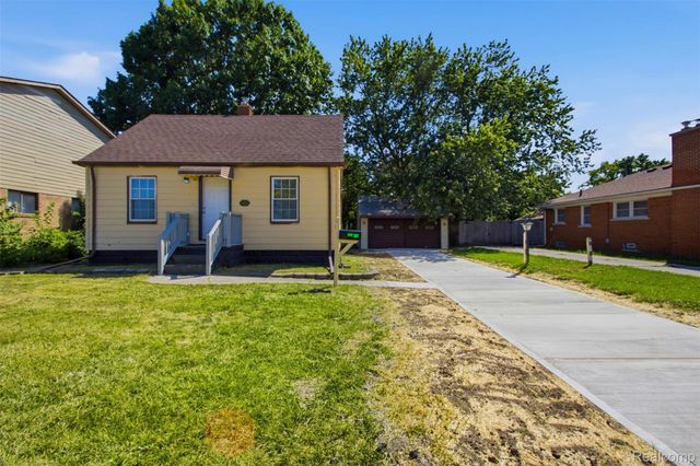 20600 Lennon Street, Harper Woods, MI 48225