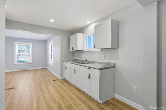 20600 Lennon Street, Harper Woods, MI 48225