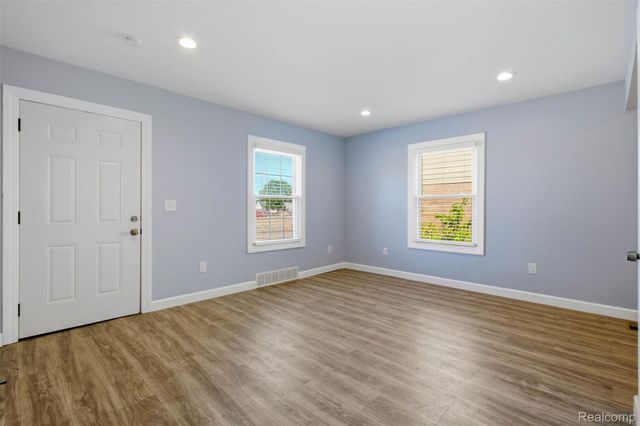 20600 Lennon Street, Harper Woods, MI 48225