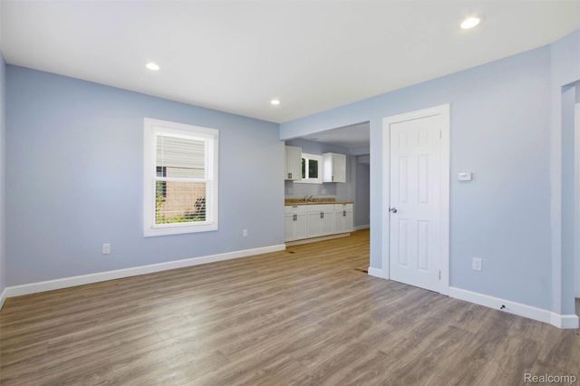 20600 Lennon Street, Harper Woods, MI 48225