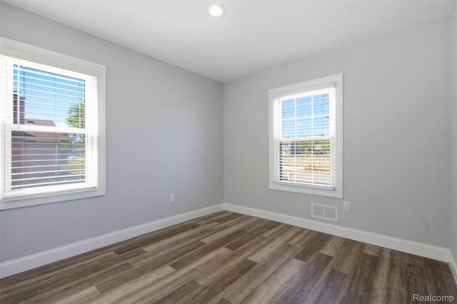 20600 Lennon Street, Harper Woods, MI 48225