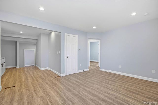 20600 Lennon Street, Harper Woods, MI 48225