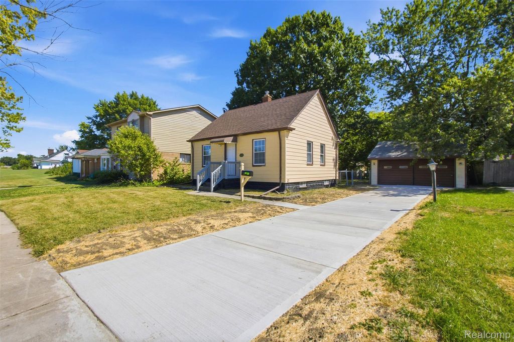20600 Lennon Street, Harper Woods, MI 48225