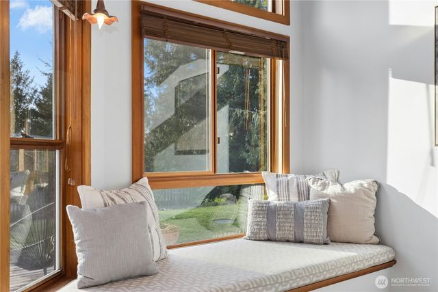 9420 NE Eric Avenue, Bainbridge Island, WA 98110