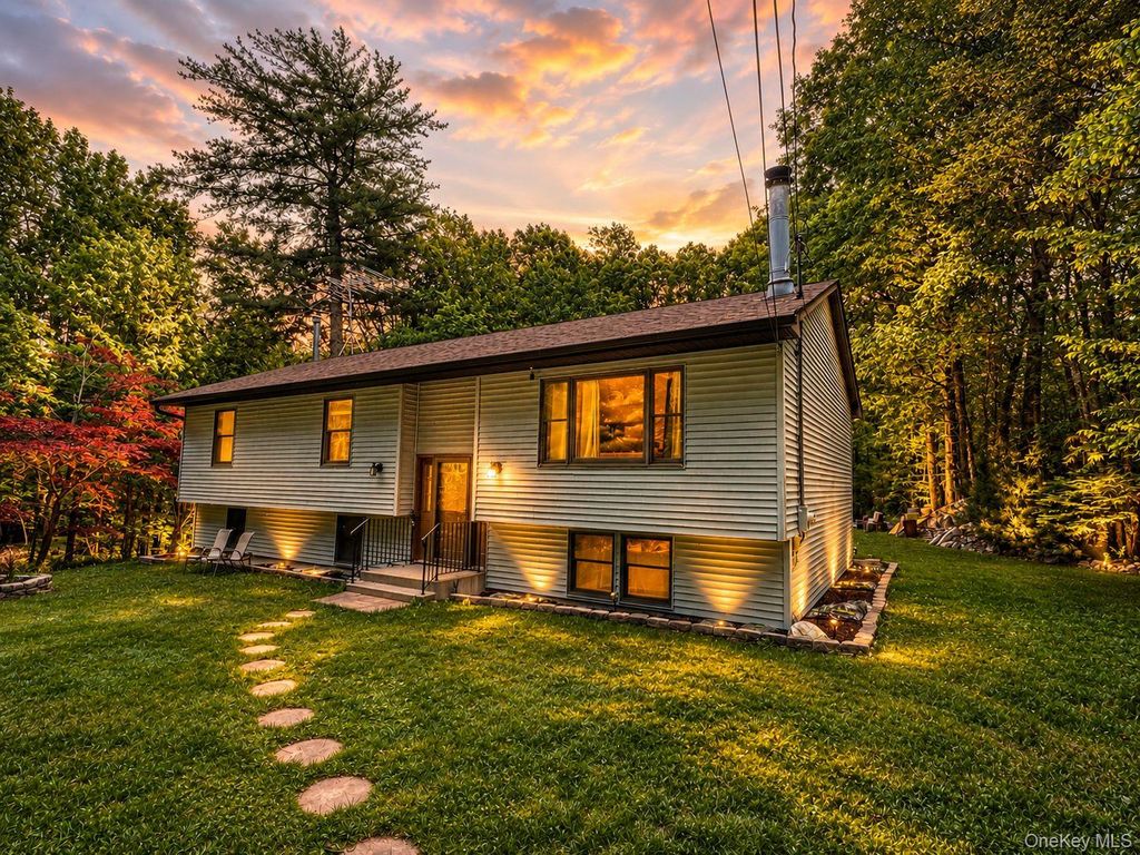 359 Nashopa Road, Bloomingburg, NY 12721