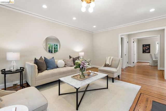859 Sunnyhills Rd, Oakland, CA 94610
