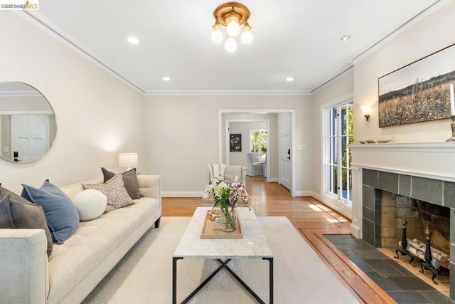 859 Sunnyhills Rd, Oakland, CA 94610