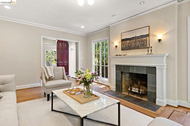 859 Sunnyhills Rd, Oakland, CA 94610