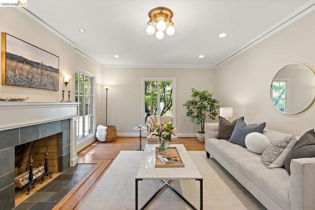 859 Sunnyhills Rd, Oakland, CA 94610