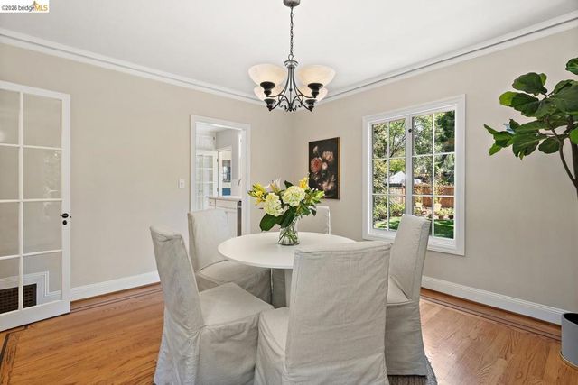 859 Sunnyhills Rd, Oakland, CA 94610
