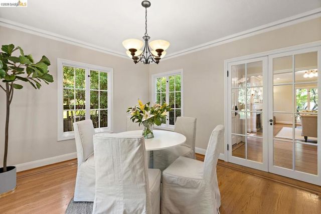859 Sunnyhills Rd, Oakland, CA 94610