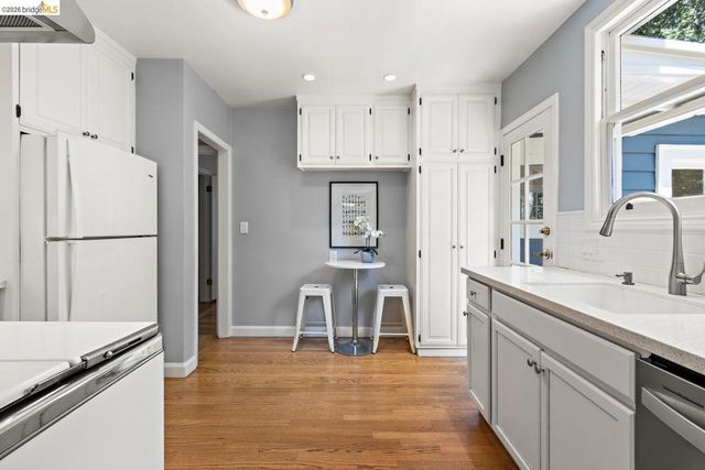 859 Sunnyhills Rd, Oakland, CA 94610
