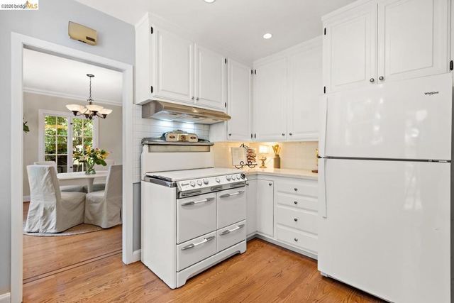 859 Sunnyhills Rd, Oakland, CA 94610