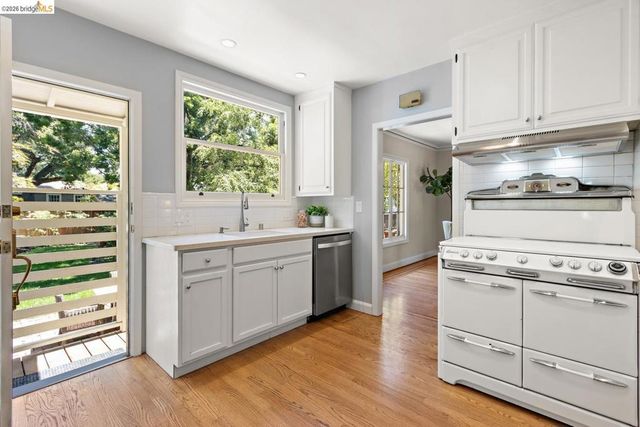 859 Sunnyhills Rd, Oakland, CA 94610