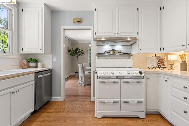 859 Sunnyhills Rd, Oakland, CA 94610