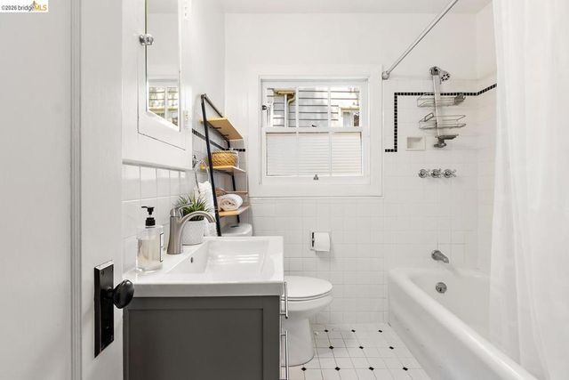 859 Sunnyhills Rd, Oakland, CA 94610