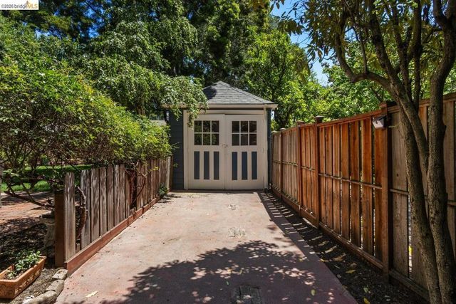 859 Sunnyhills Rd, Oakland, CA 94610