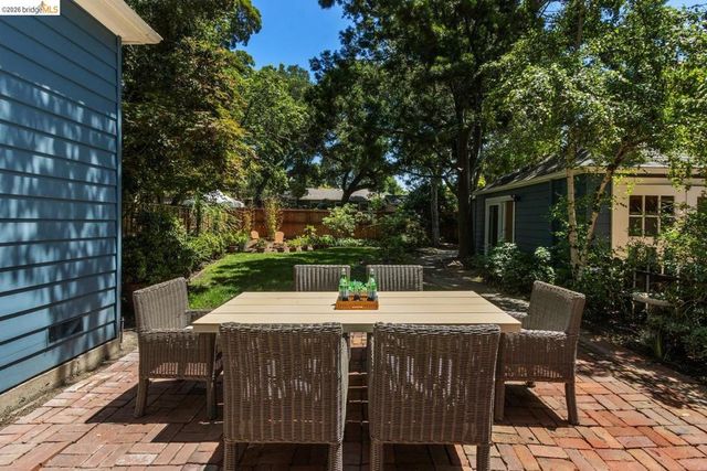 859 Sunnyhills Rd, Oakland, CA 94610