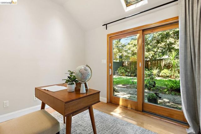 859 Sunnyhills Rd, Oakland, CA 94610