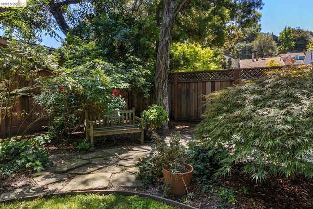 859 Sunnyhills Rd, Oakland, CA 94610