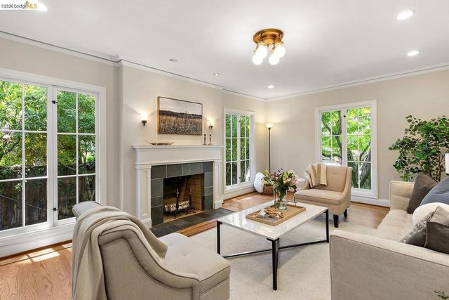 859 Sunnyhills Rd, Oakland, CA 94610