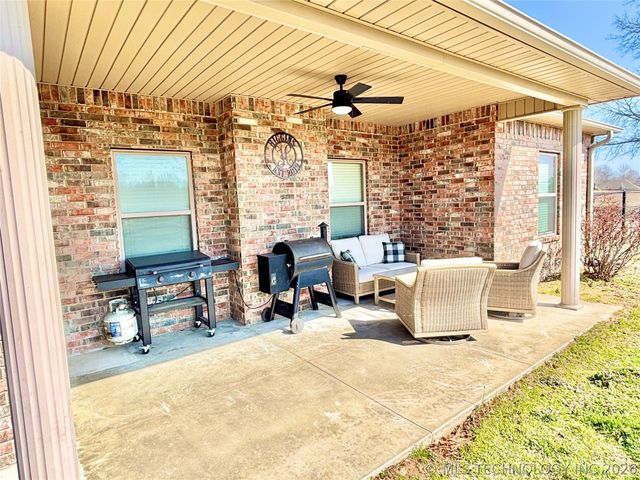 2010 E Creekside Road, Stigler, OK 74462