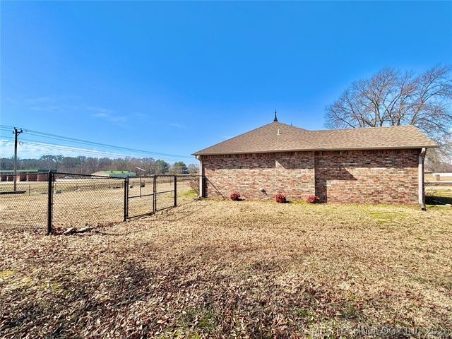 2010 E Creekside Road, Stigler, OK 74462