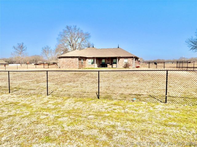 2010 E Creekside Road, Stigler, OK 74462