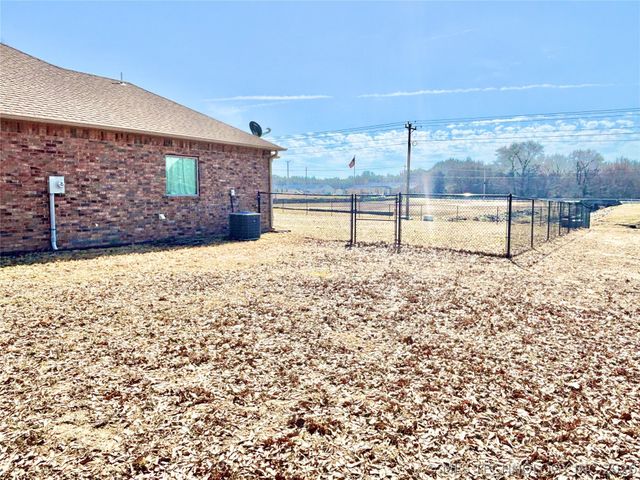 2010 E Creekside Road, Stigler, OK 74462