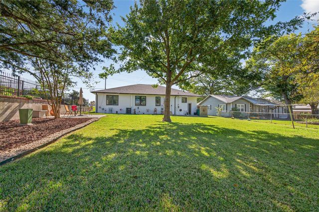 302 W Stone Street, Brenham, TX 77833