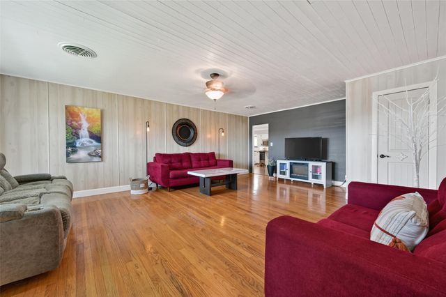 302 W Stone Street, Brenham, TX 77833