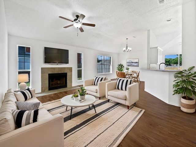 6020 Maple Leaf Drive, Arlington, TX 76017