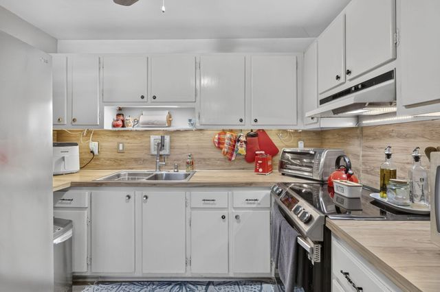 810 LAKE SHORE Drive 25, Lake Park, FL 33403