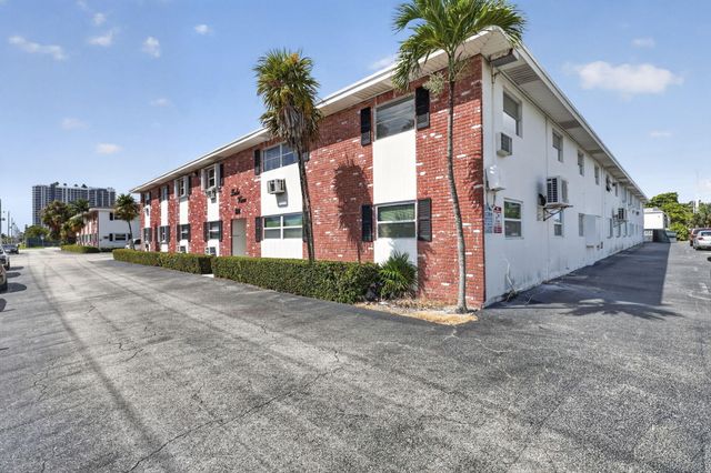 810 LAKE SHORE Drive 25, Lake Park, FL 33403