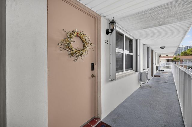 810 LAKE SHORE Drive 25, Lake Park, FL 33403
