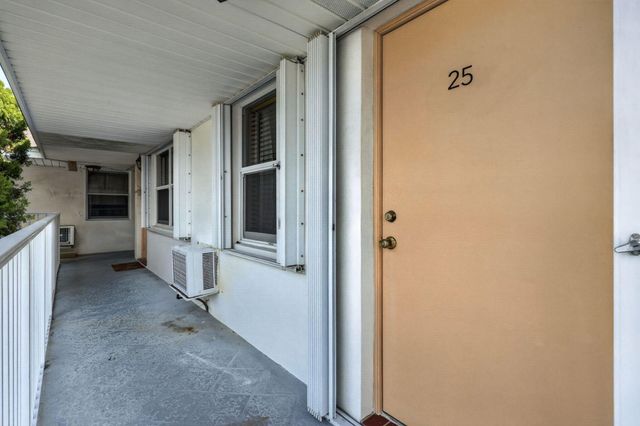 810 LAKE SHORE Drive 25, Lake Park, FL 33403