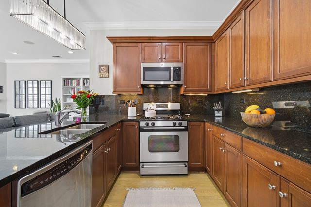 2801 N Oakley Avenue 202, Chicago, IL 60618