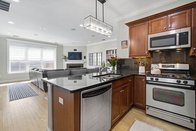 2801 N Oakley Avenue 202, Chicago, IL 60618