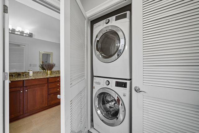 2801 N Oakley Avenue 202, Chicago, IL 60618