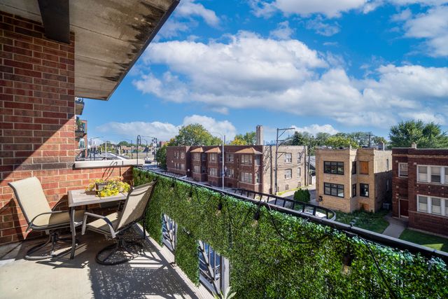 2801 N Oakley Avenue 202, Chicago, IL 60618