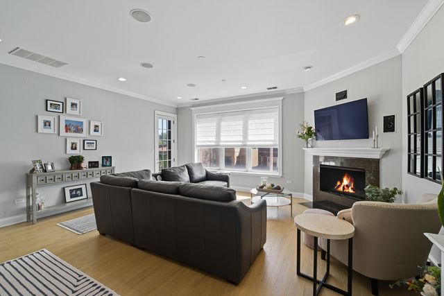 2801 N Oakley Avenue 202, Chicago, IL 60618