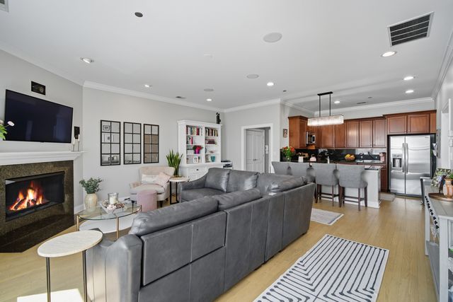 2801 N Oakley Avenue 202, Chicago, IL 60618