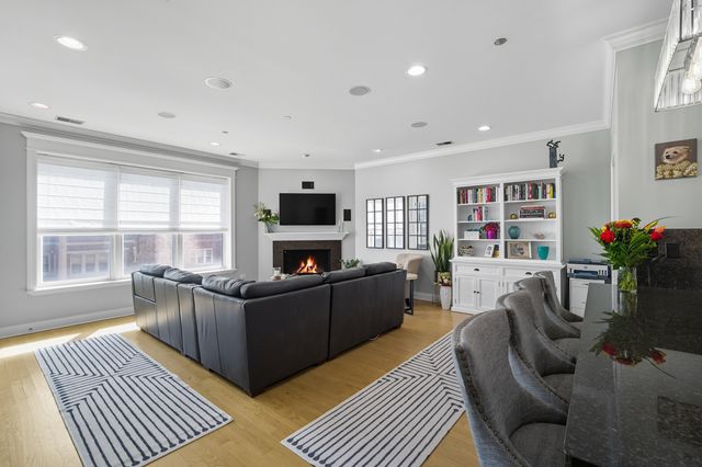 2801 N Oakley Avenue 202, Chicago, IL 60618