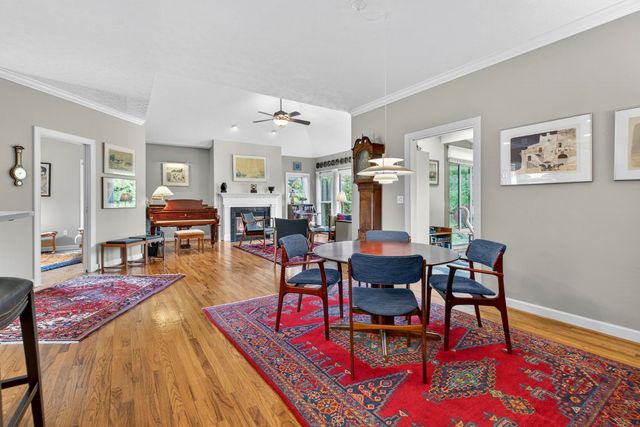 204 ROSE HILL CIR, Staunton, VA 24401