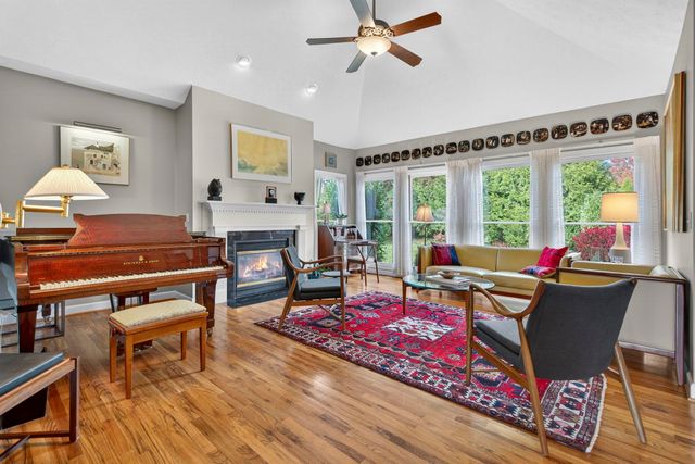 204 ROSE HILL CIR, Staunton, VA 24401