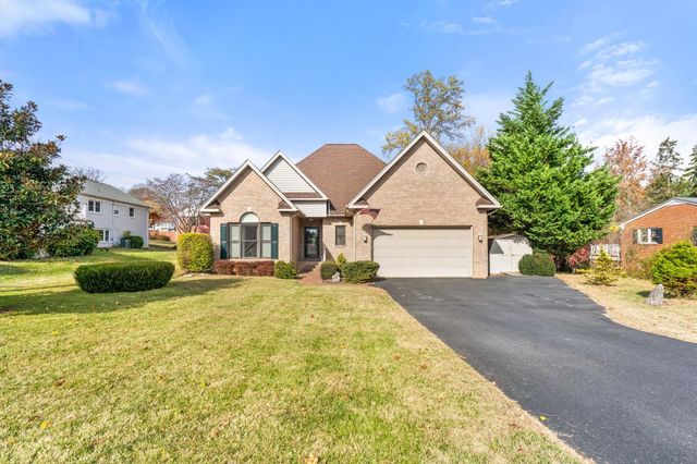204 ROSE HILL CIR, Staunton, VA 24401
