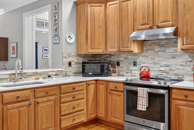 204 ROSE HILL CIR, Staunton, VA 24401