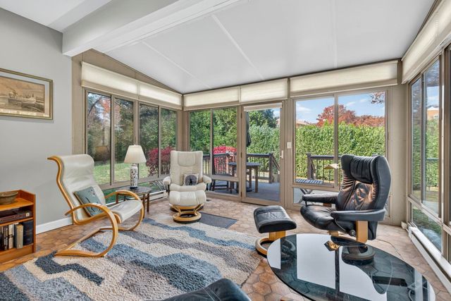 204 ROSE HILL CIR, Staunton, VA 24401