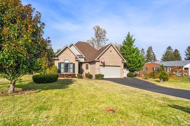 204 ROSE HILL CIR, Staunton, VA 24401